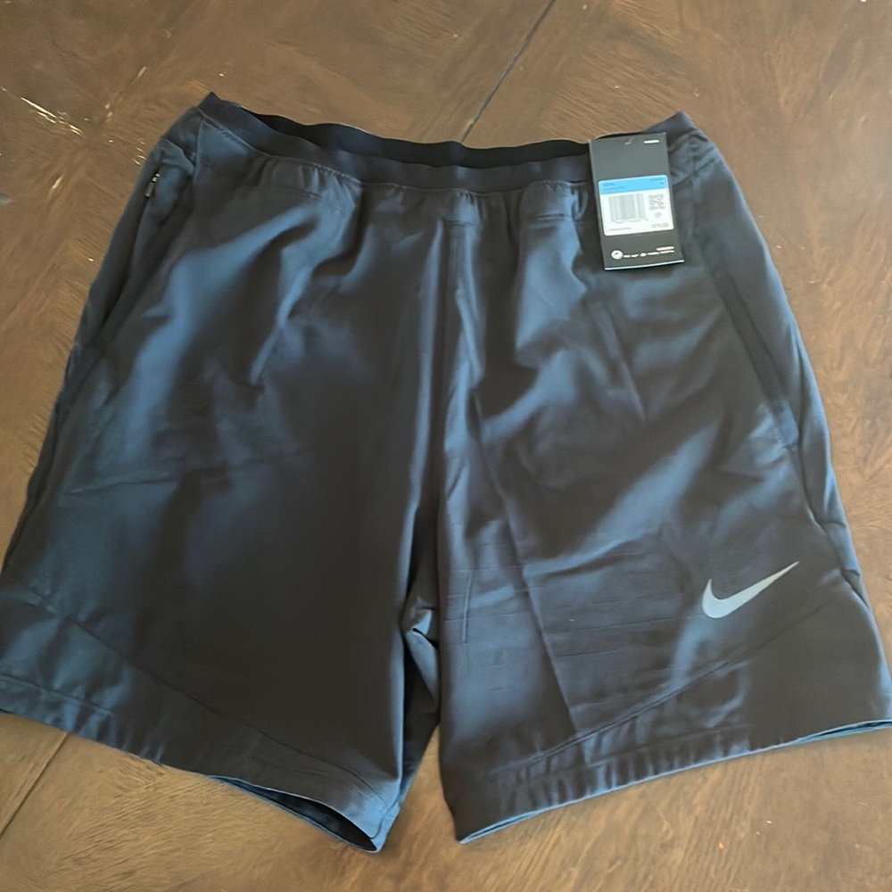 Nike Pro men’s New medium shorts
